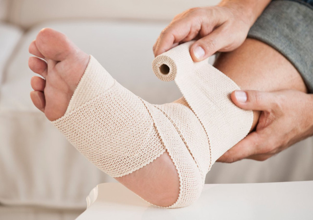 Cẩn trọng khi tự đắp lá chữa bong gân - Ảnh 2.