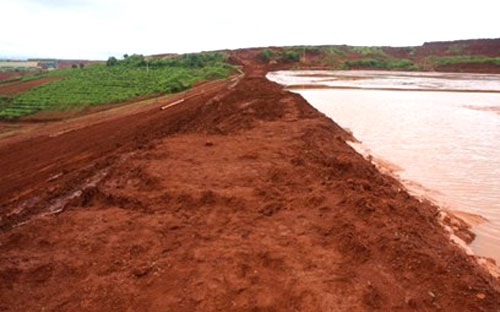 Lãnh đạo TKV cho rằng, mặc dù nước tràn ra do vỡ đê hôm 8/10 cũng có màu đỏ nhưng không phải là bùn đỏ, không chứa hoá chất gây hại.<br>