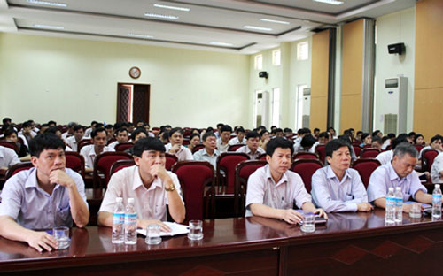 Đối với cán bộ không đủ điều kiện về tuổi tái cử, tái bổ nhiệm chưa đủ tuổi nghỉ hưu theo quy định, nếu không có nguyện vọng nghỉ hưu trước tuổi thì cơ quan có thẩm quyền bố trí công tác phù hợp - Ảnh minh hoạ.<br>