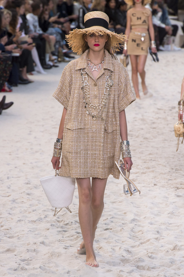 BST Xuân - Hè 2019 của Chanel: những quý cô trên bãi biển - Ảnh 10.