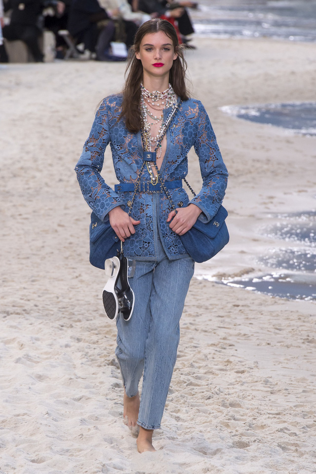 BST Xuân - Hè 2019 của Chanel: những quý cô trên bãi biển - Ảnh 13.