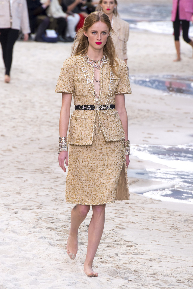 BST Xuân - Hè 2019 của Chanel: những quý cô trên bãi biển - Ảnh 2.
