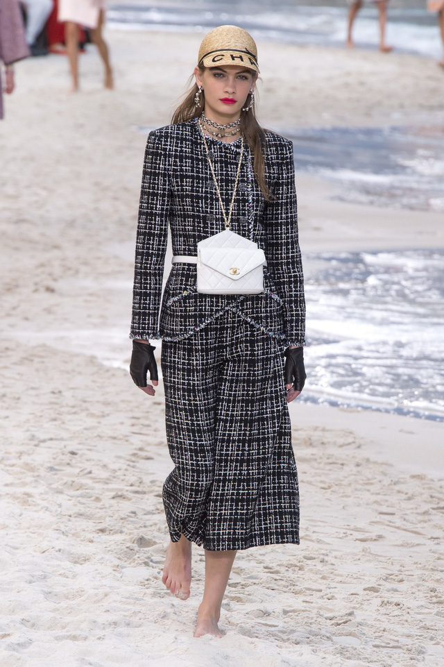 BST Xuân - Hè 2019 của Chanel: những quý cô trên bãi biển - Ảnh 3.