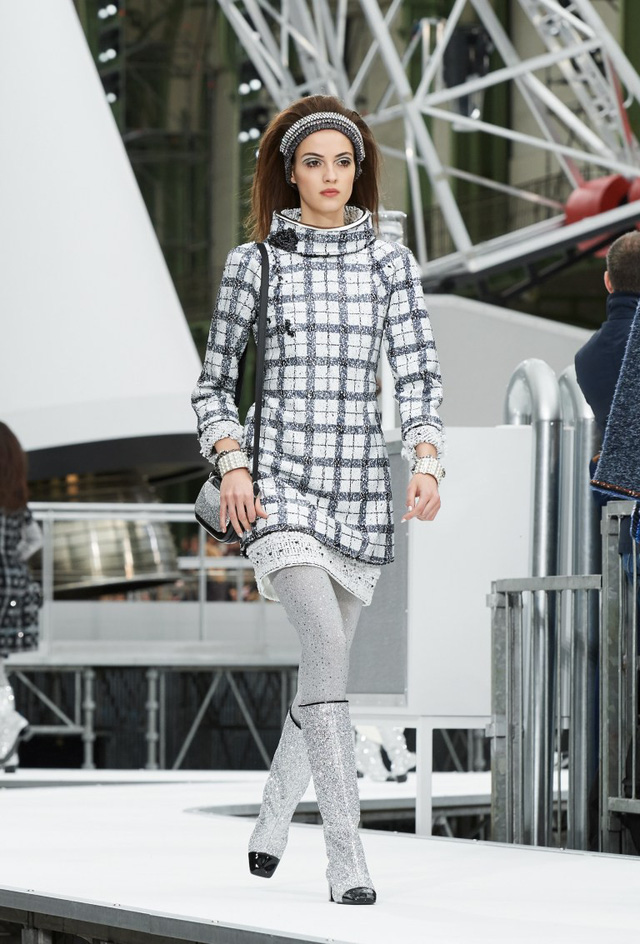 5 sàn catwalk siêu thực mà chỉ Karl Lagerfeld dám nghĩ đến - Ảnh 10.