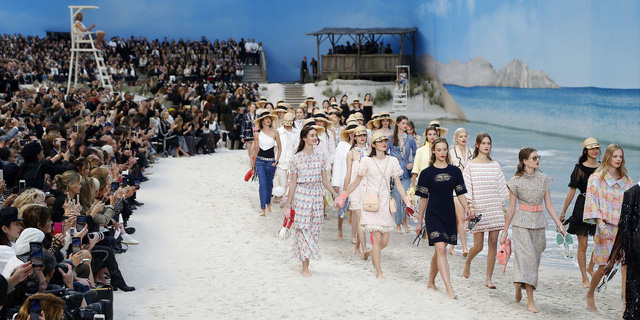 5 sàn catwalk siêu thực mà chỉ Karl Lagerfeld dám nghĩ đến - Ảnh 18.