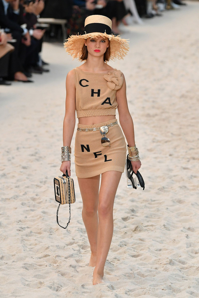 5 sàn catwalk siêu thực mà chỉ Karl Lagerfeld dám nghĩ đến - Ảnh 19.