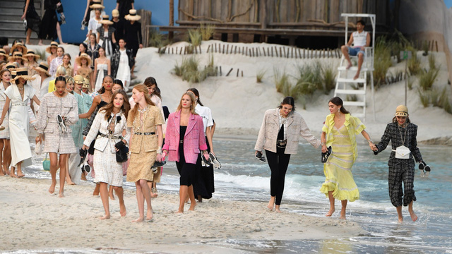 5 sàn catwalk siêu thực mà chỉ Karl Lagerfeld dám nghĩ đến - Ảnh 20.