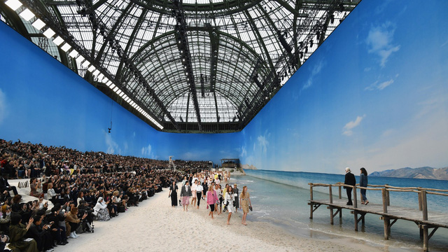 5 sàn catwalk siêu thực mà chỉ Karl Lagerfeld dám nghĩ đến - Ảnh 17.