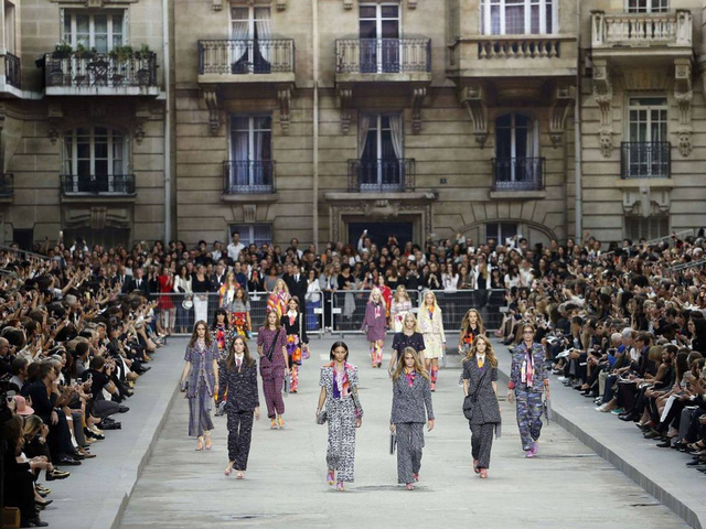 5 sàn catwalk siêu thực mà chỉ Karl Lagerfeld dám nghĩ đến - Ảnh 8.
