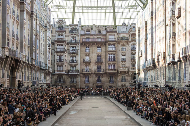 5 sàn catwalk siêu thực mà chỉ Karl Lagerfeld dám nghĩ đến - Ảnh 5.