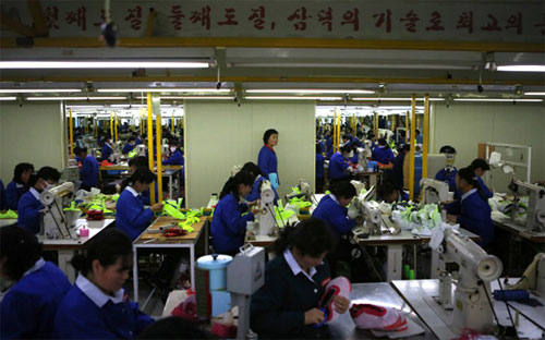 Công nhân Triều Tiên Pg88hi Thể Thao, Bóng Đá, Casino, Nổ Hũ, Xổ Số trong một nhà máy ở Kaesong - Ảnh: RFA.<br>