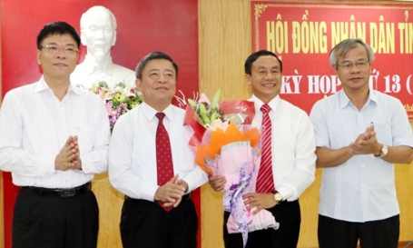 Lãnh đạo Hà Tỉnh chúc mừng ông Lê Đình Sơn (người cầm hoa).