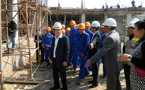 Bộ trưởng Trịnh Đình Dũng kiểm tra việc thi công tại Link Trang Chủ PG88.Com Mới #2026 nhà thu nhập thấp Tây Mỗ của Viglacer ngày 23/1.<br>