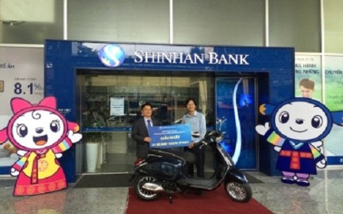 Ông Heo Young Taeg Tổng Giám đốc Pg88 com chính chủ Shinhan Việt Nam giải thưởng xe máy Vespa cho anh Ngô Hoàng Việt Dũng.