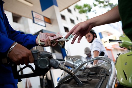 Theo lãnh đạo Petrolimex, việc giảm giá xăng dầu lần này xuất phát từ thực tiễn diễn biến giá xăng dầu thành phẩm trên thị trường thế giới trong chu kỳ tính giá - Ảnh: TP.<br>