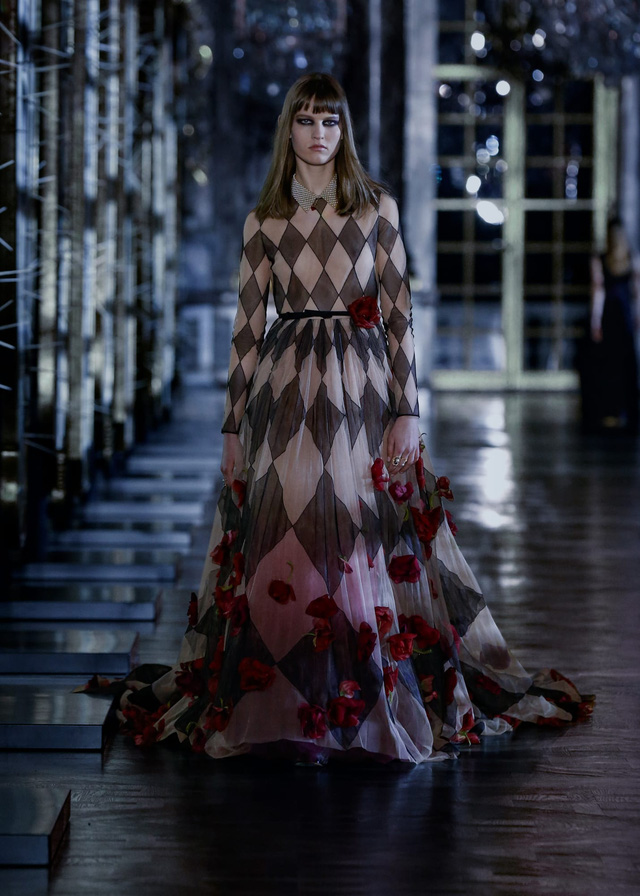 BST Thu &ndash; Đ&ocirc;ng 2021 của Dior: c&acirc;u chuyện cổ t&iacute;ch trong cung điện Versailles - Ảnh 14.