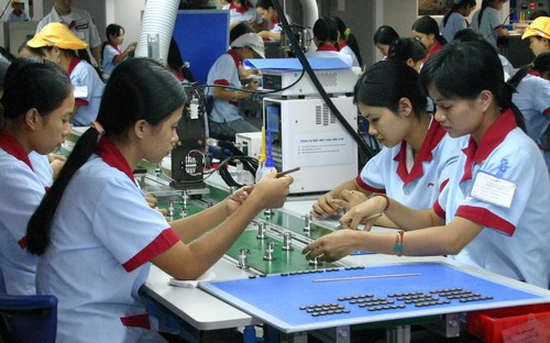 Bài học của Myanmar đã cho thấy, tăng lương tối thiểu lên gấp đôi, lập tức các đơn hàng theo về Việt Nam và một số quốc gia khác, như vậy kéo theo hàng ngàn lao động mất việc.<br>