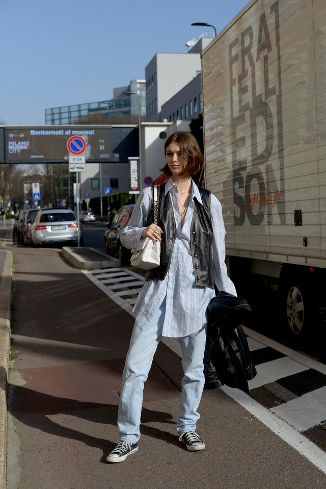 Trang phục đường phố đẹp nhất Milan Fashion Week: áo khoác da phủ sóng - Ảnh 11.