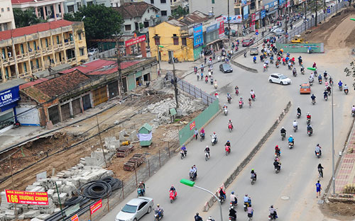 UBND thành phố Hà Nội cho rằng, đường Trường Chinh có hình "ghi đông xe đạp" mà báo chí phản ánh là do đang trong quá trình thi công.<br>