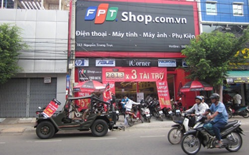  Doanh thu bán lẻ 6 tháng đầu năm của FPT đạt 2.194 tỷ đồng, tăng 81% so cùng kỳ; lãi trước thuế 17 tỷ đồng, đạt 71% kế hoạch cả năm.