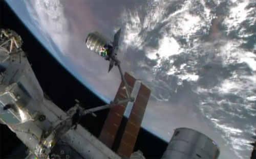 Tàu vũ trụ chở hàng Cygnus đang tiếp tế cho trạm vũ trụ quốc tế (ISS) hồi tháng 7 - Ảnh: NASA/AP.<br>