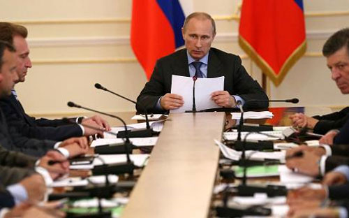 Tổng thống Nga Vladimir Putin chủ trì một cuộc họp chính phủ ngày 30/7 - Ảnh: Getty/CNBC.<br>