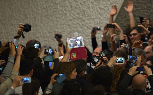 iPad và điện thoại được dùng để chụp ảnh Giáo hoàng Francis hôm 3/5/2014 ở Vatican - Ảnh: AFP/Getty.<br>
