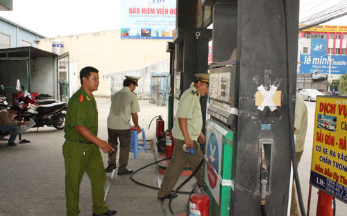 Một cây xăng gian lận khi bán xăng dầu ở Bình Dương bị cơ quan chức năng phát hiện và niêm phong.<br>