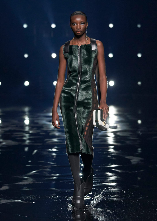 9 xu hướng nổi bật từ s&agrave;n diễn Paris Fashion Week 2021 - Ảnh 26.