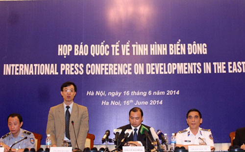 Phó chủ nhiệm Uỷ ban Biên giới quốc gia Trần Duy Hải (người đứng): "Việt Nam chưa bao giờ công nhận chủ quyền của Trung Quốc đối với quần đảo Hoàng Sa".