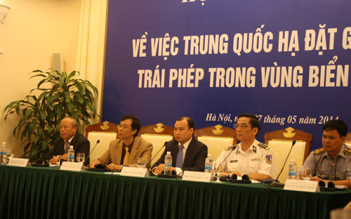 Đại diện Bộ Ngoại giao và Bộ Tư lệnh Cảnh sát biển Việt Nam chủ trì buổi họp báo chiều 7/5.<br>