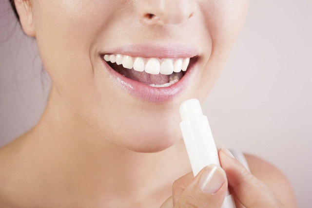 7 món mỹ phẩm cần chuẩn bị sẵn trước mùa hè - Ảnh 2.