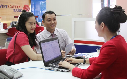 Khách hàng giao dịch tại Viet Capital Bank.<br>