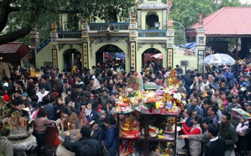 Như thành thông lệ, trong những ngày đầu đi làm trở lại sau đợt nghỉ Tết, nhiều cán bộ, công chức thường tổ chức đi lễ hội, lễ chùa đầu năm để cầu may.<br>