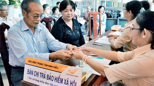 Một bộ phận người nghỉ hưu trước tháng 4/1993 còn nhiều khó khăn.<br>
