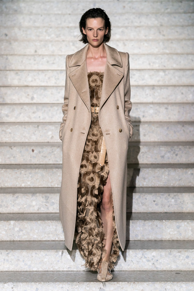 BST Resort 2020 của Max Mara: vẻ đẹp vượt thời gian - Ảnh 1.