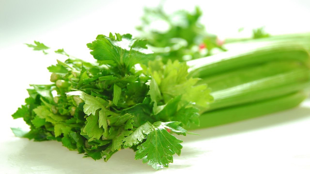 4 công thức nước ép cần tây giúp giảm cân - Ảnh 1.