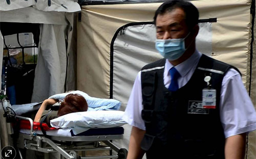 Một phụ nữ nằm trên cáng trong một khu cách ly MERS trong một bệnh viện ở Seoul, Hàn Quốc - Ảnh: Reuters/WSJ.<br>