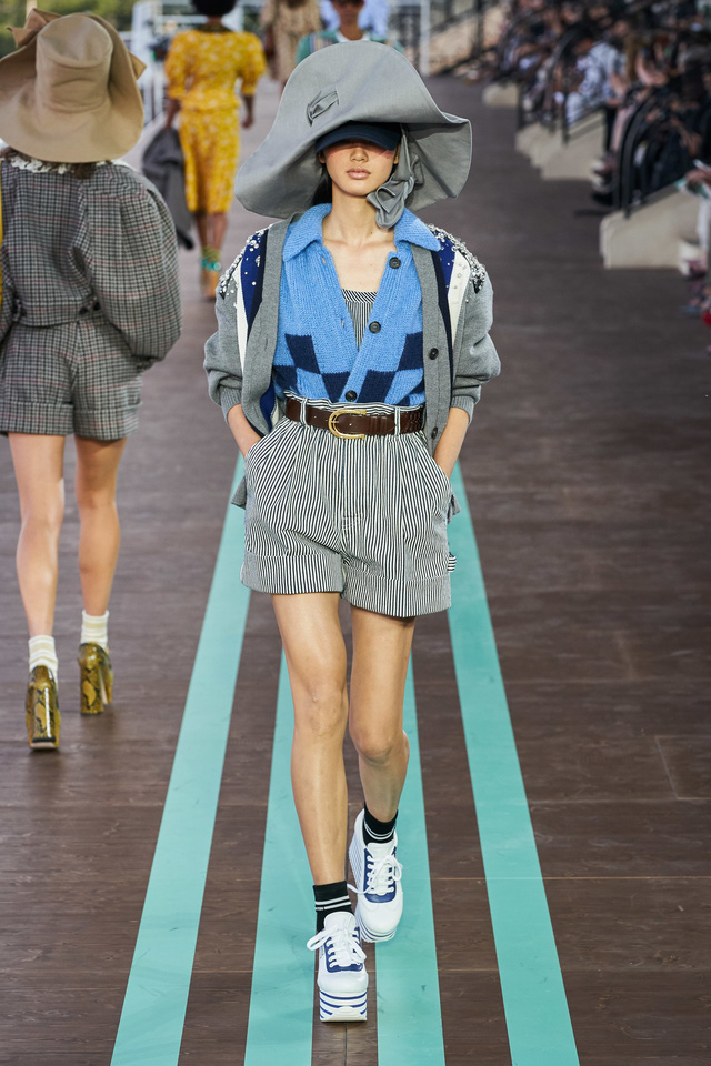 BST Resort 2020 của Miu Miu: hoài cổ và khác biệt - Ảnh 19.