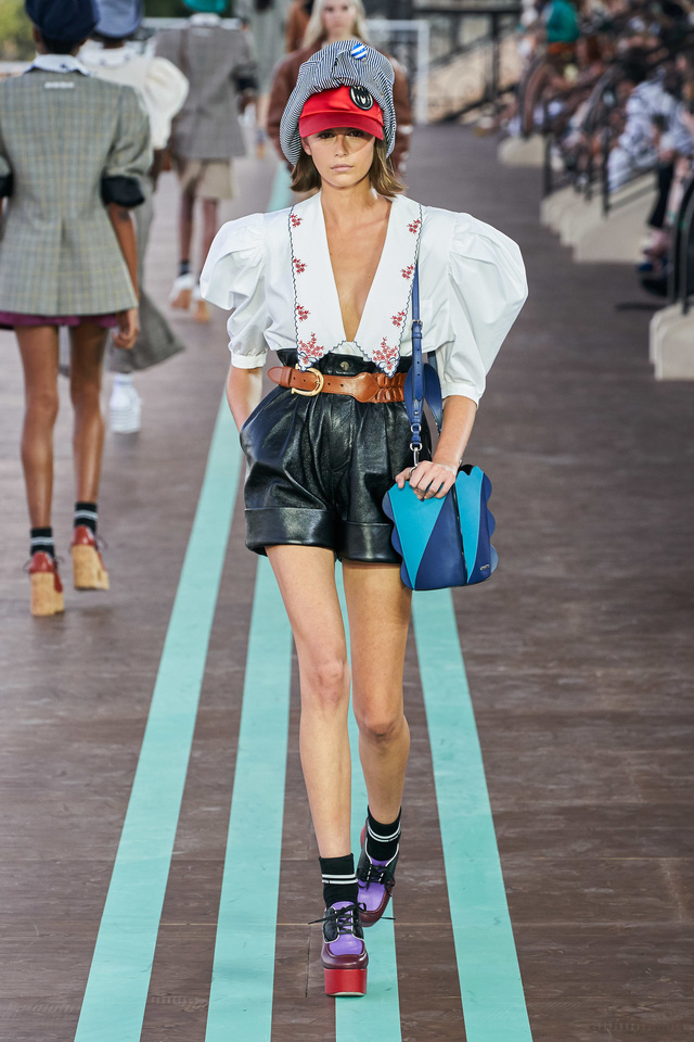 BST Resort 2020 của Miu Miu: hoài cổ và khác biệt - Ảnh 4.