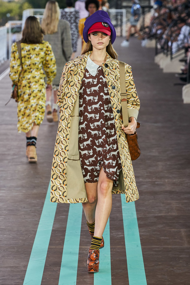 BST Resort 2020 của Miu Miu: hoài cổ và khác biệt - Ảnh 10.