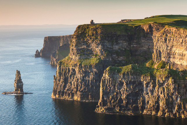 Vách đá Moher mùa hoa bồ công anh nở - Ảnh 4.