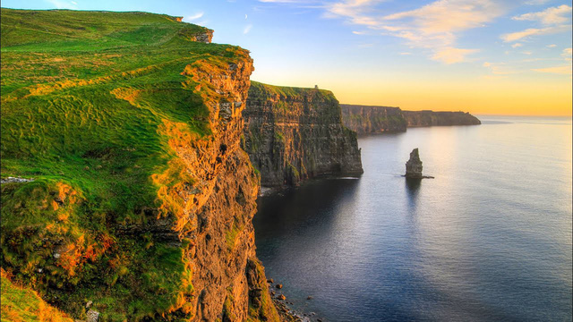 Vách đá Moher mùa hoa bồ công anh nở - Ảnh 1.