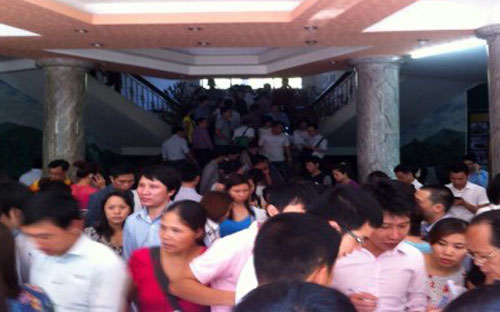 Sàn giao dịch bất động sản Mường Thanh - đơn vị trực tiếp bán căn hộ VP6 Linh Đàm - chật kín người trong ngày đầu mở bán.<br>