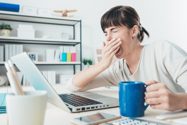 Giấc ngủ trưa ngắn nơi công sở là vô cùng cần thiết! - Ảnh 1.