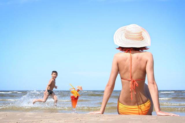 Tác động tích cực và tiêu cực của việc tắm nắng - Ảnh 2.