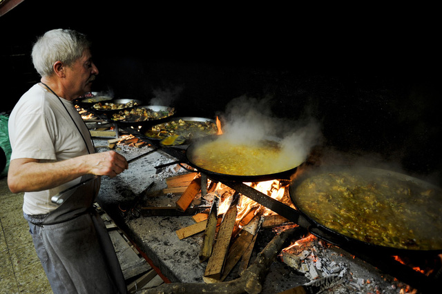 Paella – món cơm chiên do cánh mày râu chế biến - Ảnh 1.