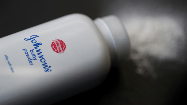 Nhiều nhà bán lẻ Mỹ ngừng bán Johnsons Baby Powder - Ảnh 1.