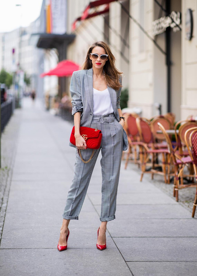 4 gợi ý để mặc blazer kẻ trẻ trung và hợp mốt - Ảnh 12.