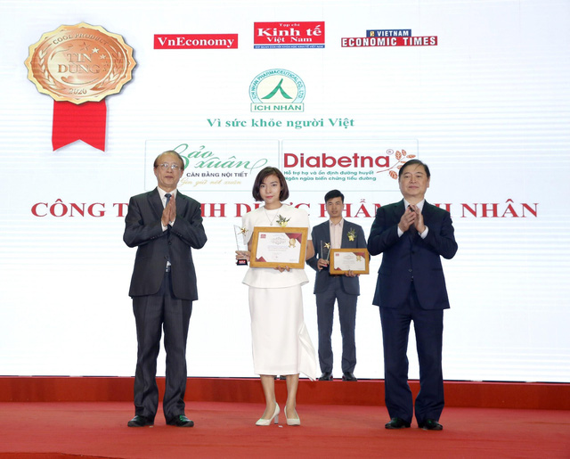 Bảo Xu&acirc;n vinh dự nhận giải thưởng Sản phẩm nội tiết tố nữ được tin d&ugrave;ng số 1 Việt Nam - Ảnh 1.